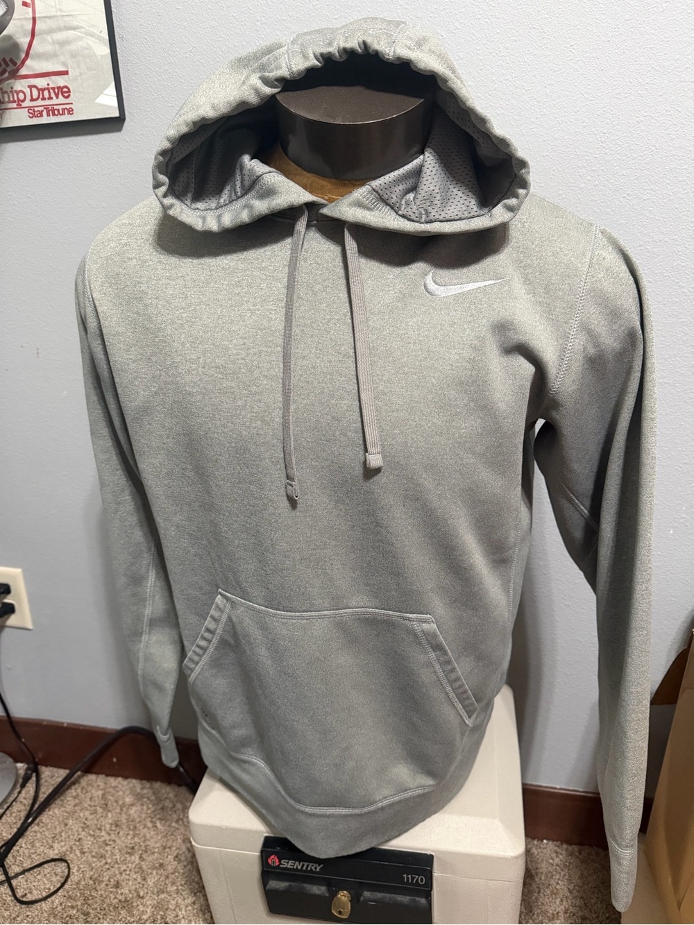 Nike ThermaFit Men's Medium Gray Pullover Hoodie